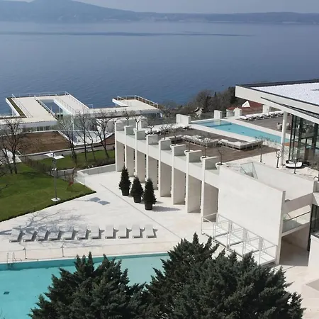 Awesome In With Outdoor Swimming Pool, Sauna And 3 Bedrooms *