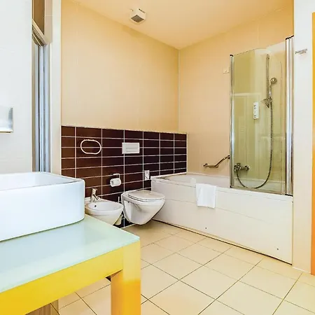 Awesome In With Outdoor Swimming Pool, Sauna And 3 Bedrooms Апартаменты Нови-Винодолски