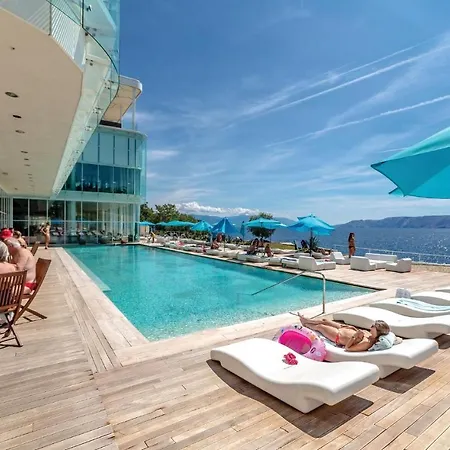 Awesome In With Outdoor Swimming Pool, Sauna And 3 Bedrooms * Нови-Винодолски