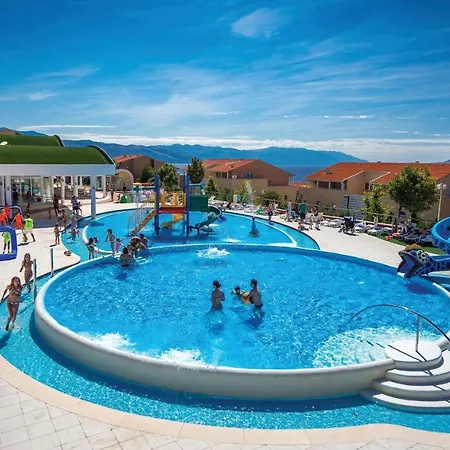 Awesome In With Outdoor Swimming Pool, Sauna And 3 Bedrooms *