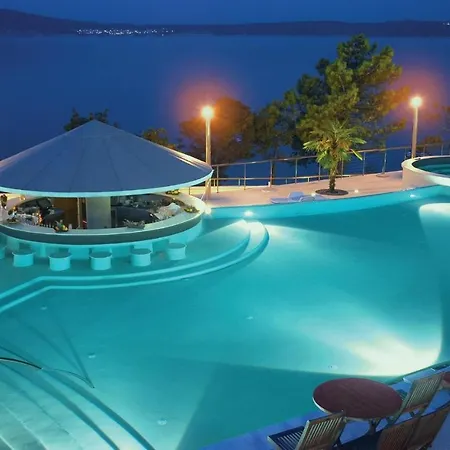 Awesome In With Outdoor Swimming Pool, Sauna And 3 Bedrooms