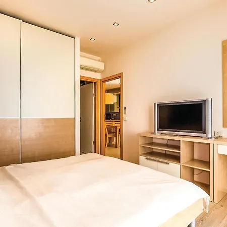 Awesome In With Outdoor Swimming Pool, Sauna And 3 Bedrooms * Нови-Винодолски